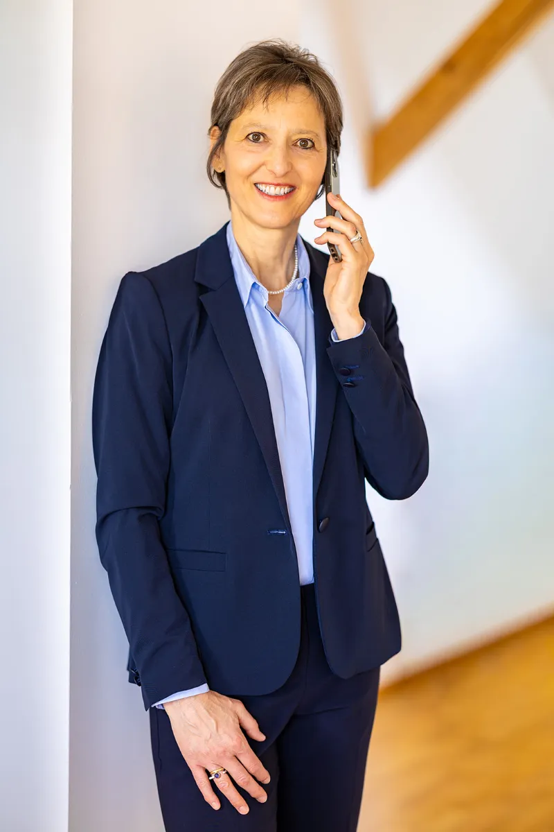 Carin Hallwachs am Telefon